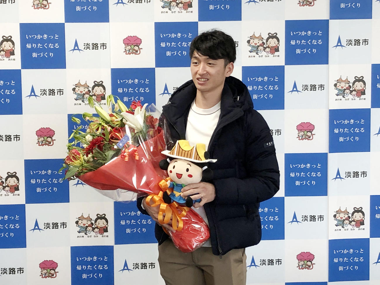 淡路市を表敬訪問し花束を贈られた近本（淡路市提供）