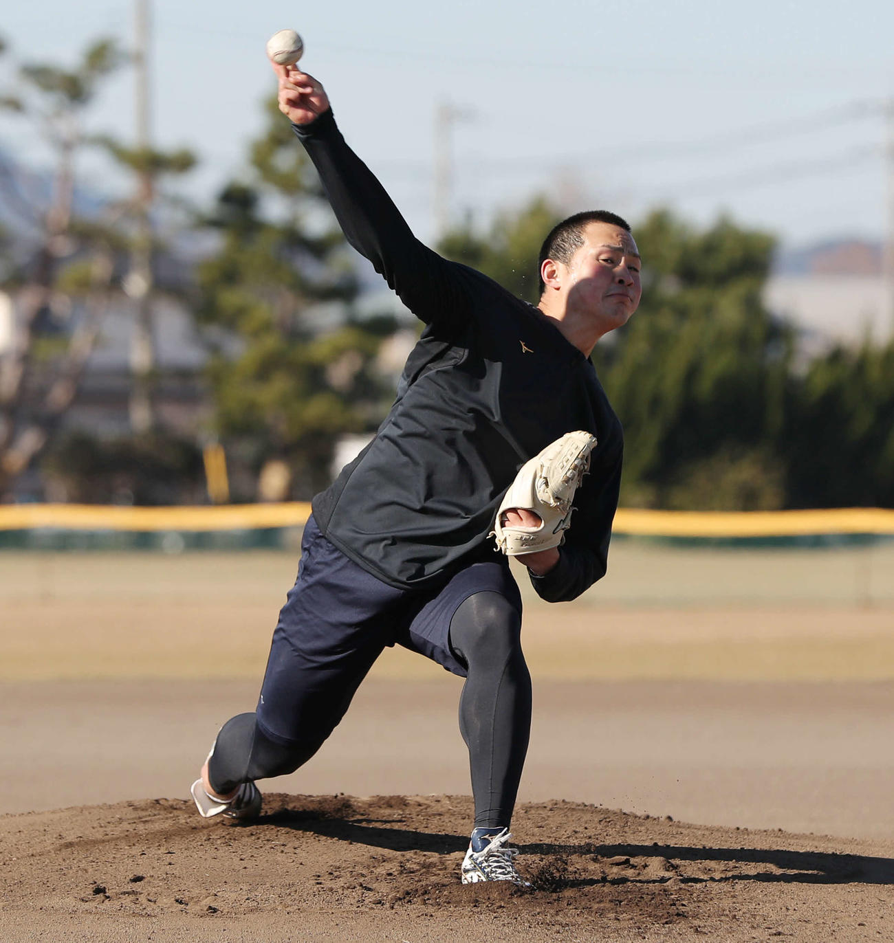 自主トレを公開しマウンドから投球する阪神佐藤蓮（撮影・前田充）