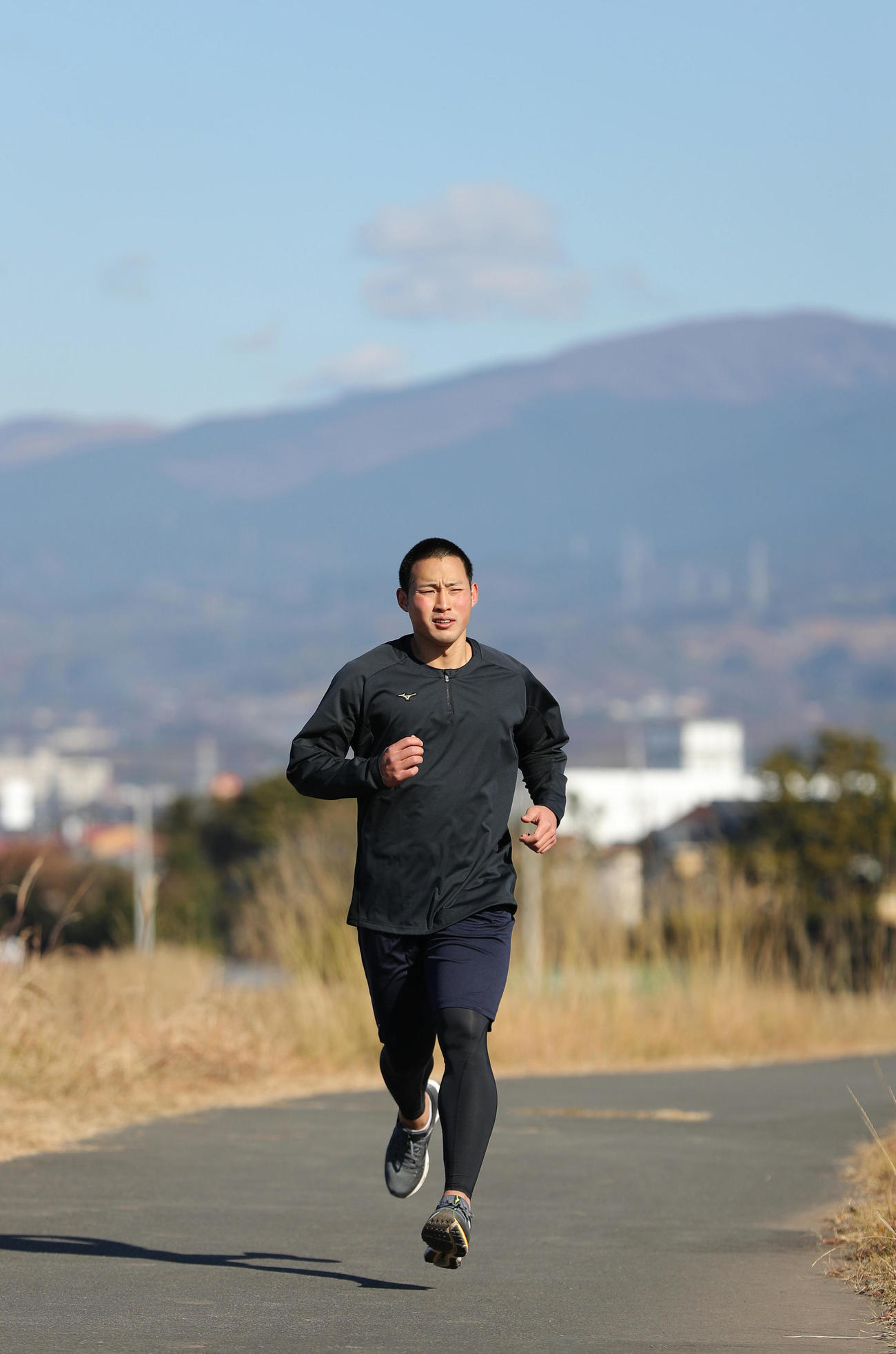 自主トレを公開しグラウンド横の土手でランニングする阪神佐藤蓮（撮影・前田充）