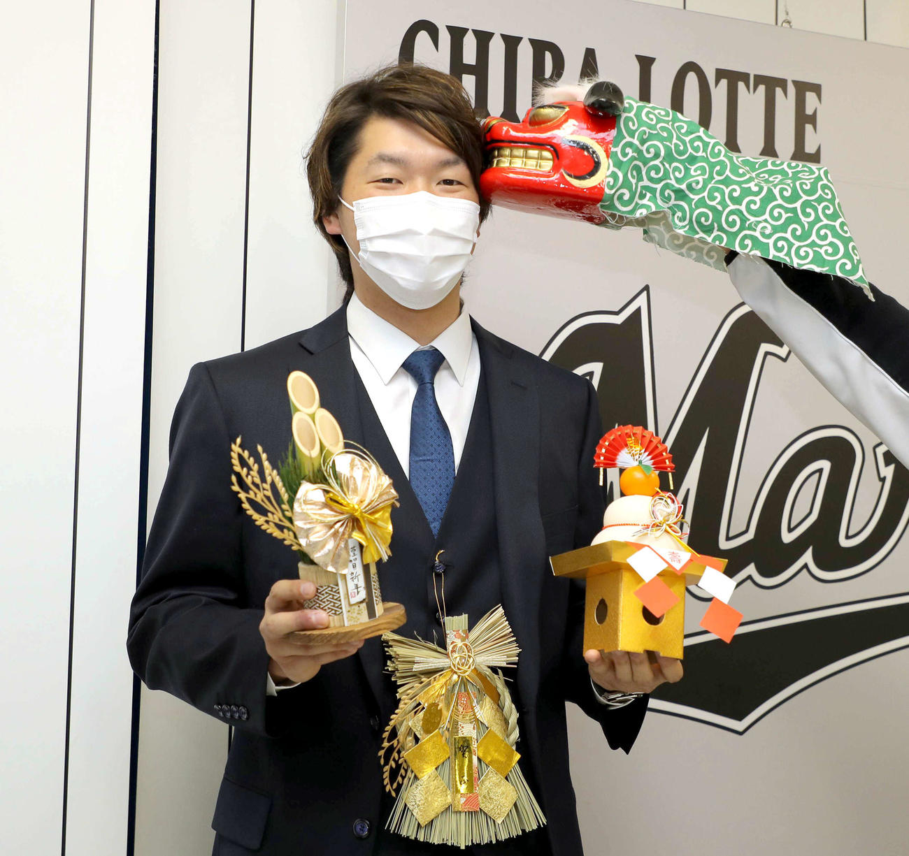 正月飾りを手に笑顔のロッテ二木（代表撮影）