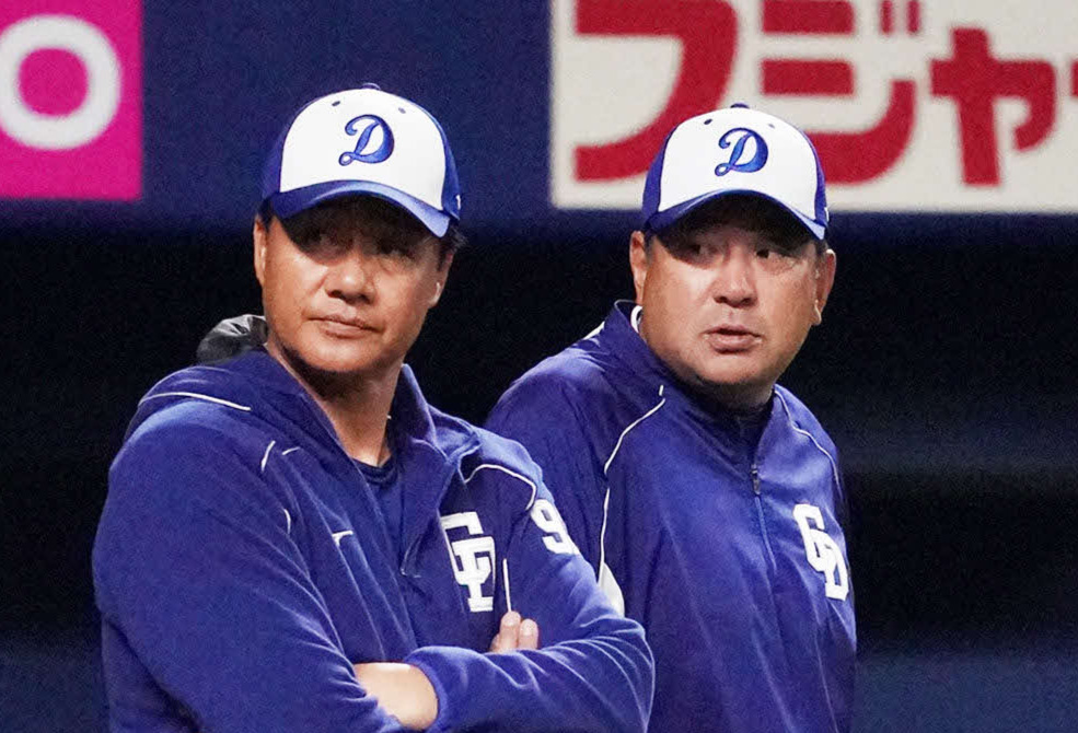 シーズン中も頻繁に会話を重ねた与田監督（左）と伊東ヘッドコーチ