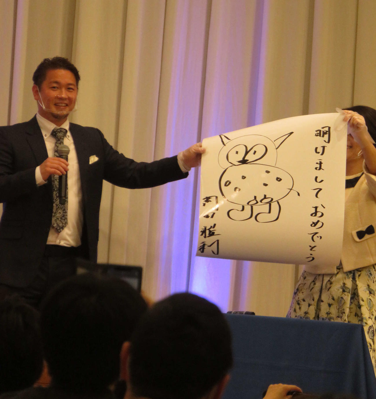 トークショーで来年の干支・丑（うし）の絵を披露した西武岡田