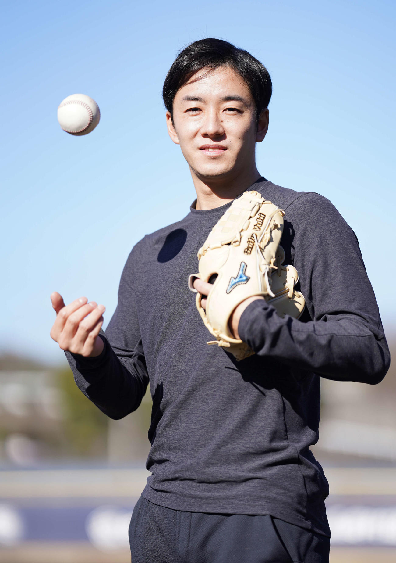 ポーズを決める日本ハム斎藤（撮影・鈴木みどり）