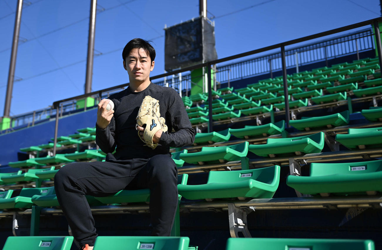 ボールを手にポーズを決める日本ハム斎藤（撮影・鈴木みどり）