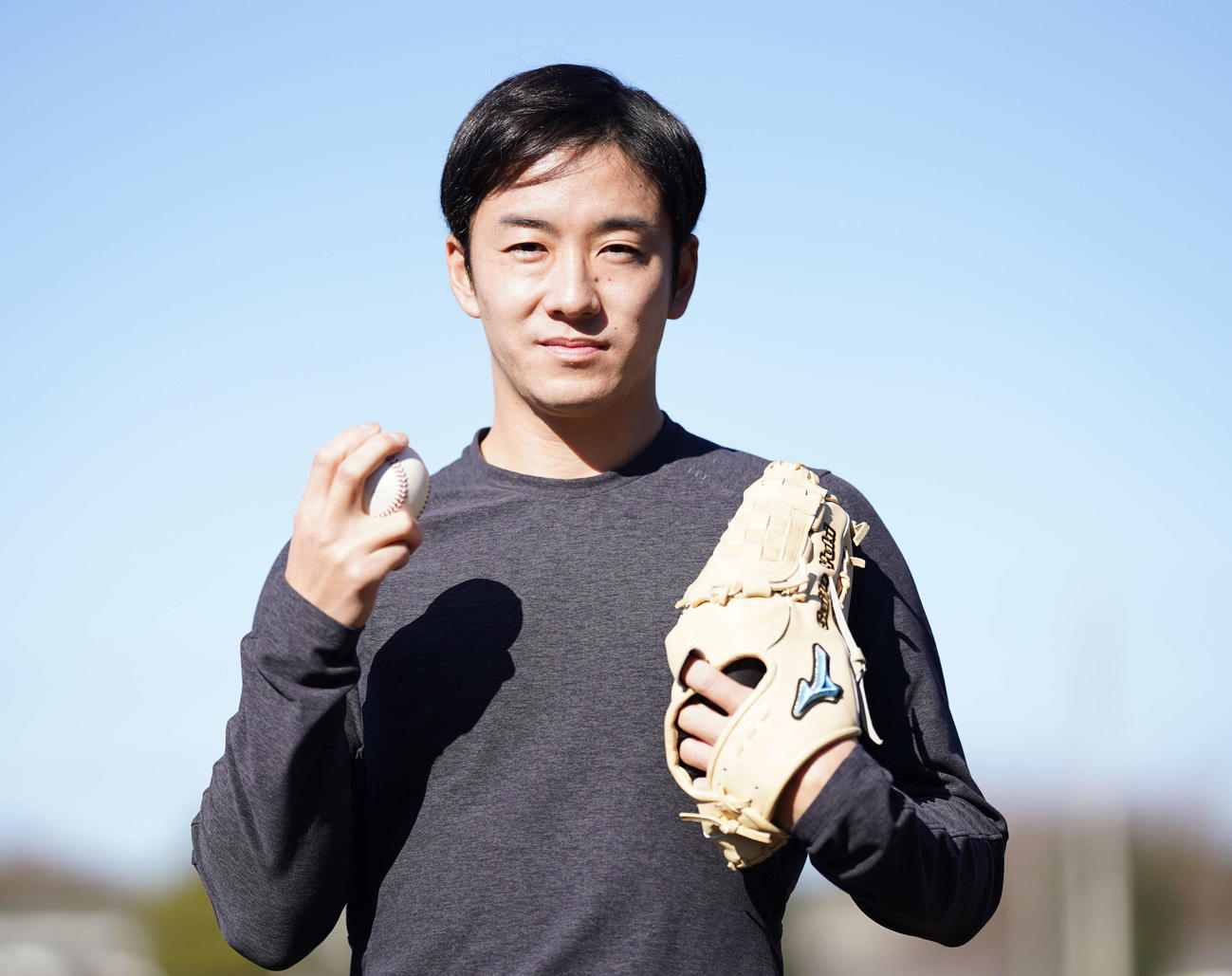 ボールを手にポーズを決める日本ハム斎藤（撮影・鈴木みどり）