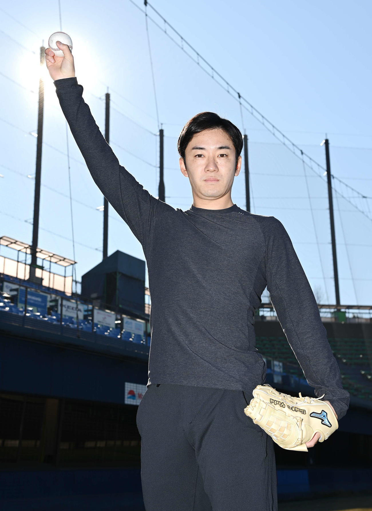 ボールを手にポーズを決める日本ハム斎藤（撮影・鈴木みどり）