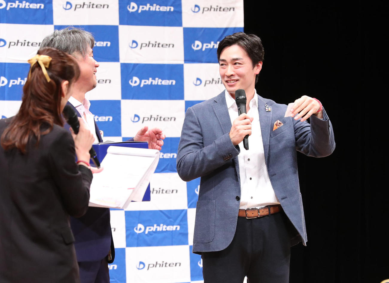 池田親興氏（左から2人目）とトークショーを行ったソフトバンク和田（撮影・梅根麻紀）