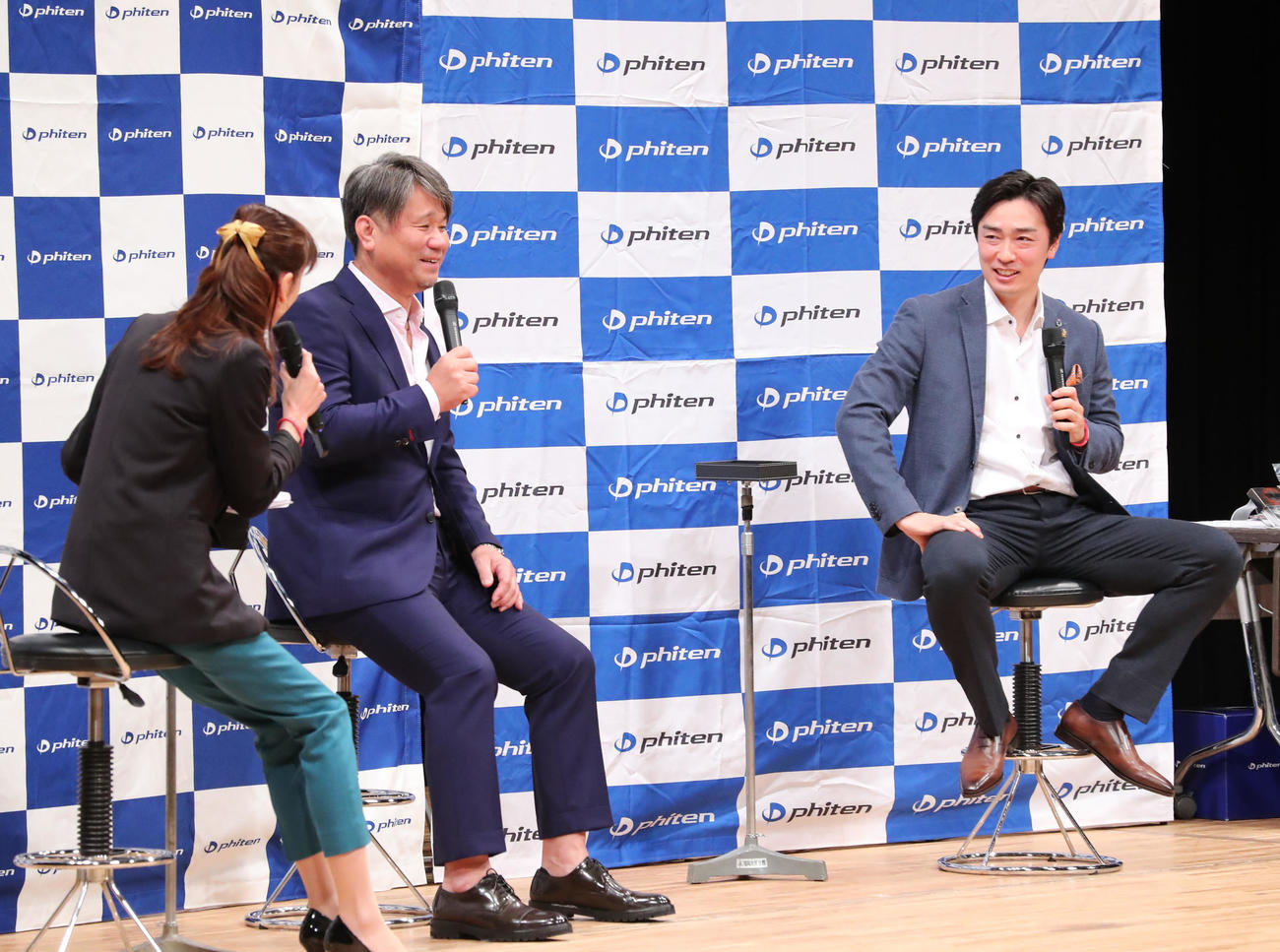 池田親興氏（左から2人目）と楽しいトークショーを繰り広げた和田毅（撮影・梅根麻紀）