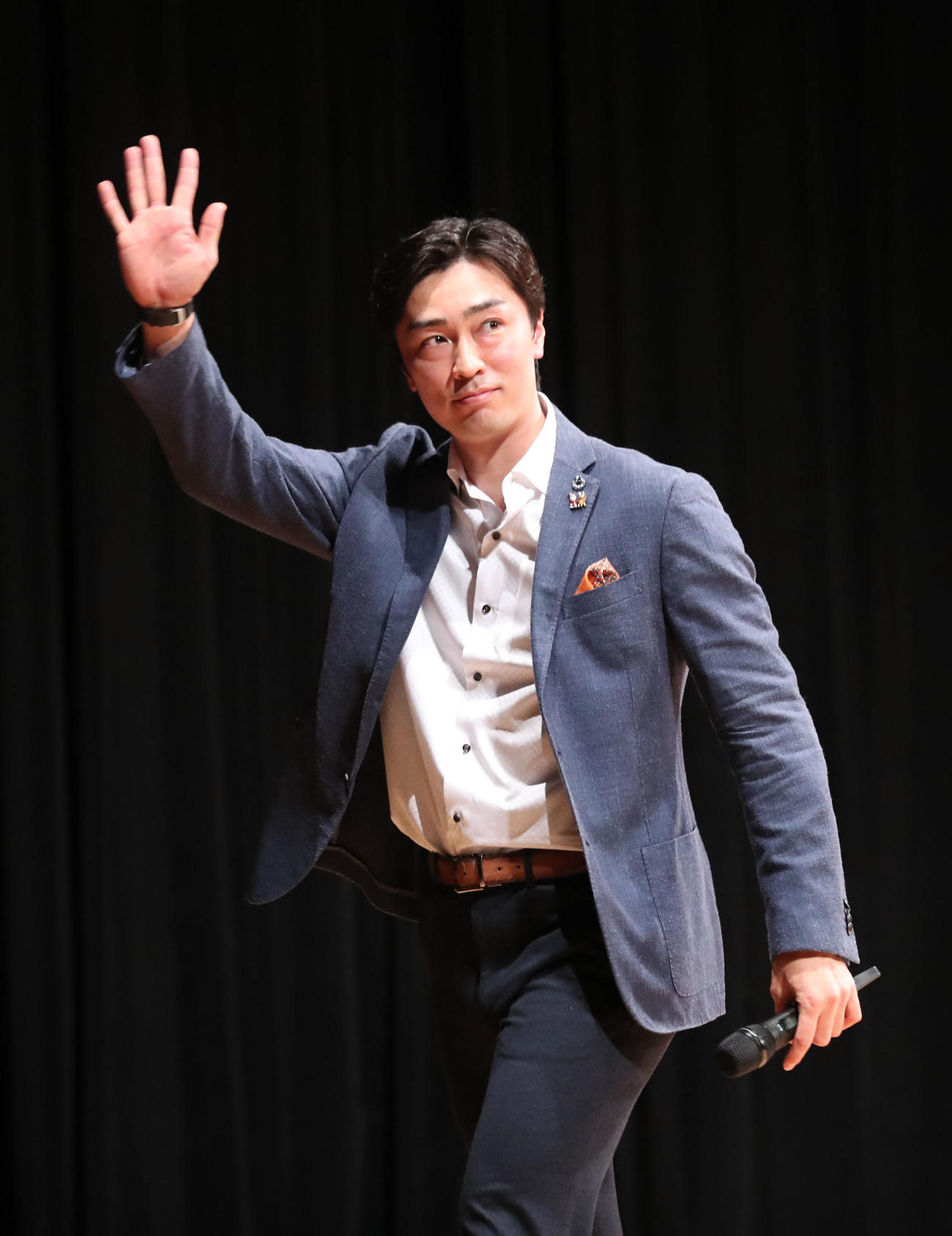 トークショーを終えた和田毅はファンに手を振りながら引きあげる（撮影・梅根麻紀）