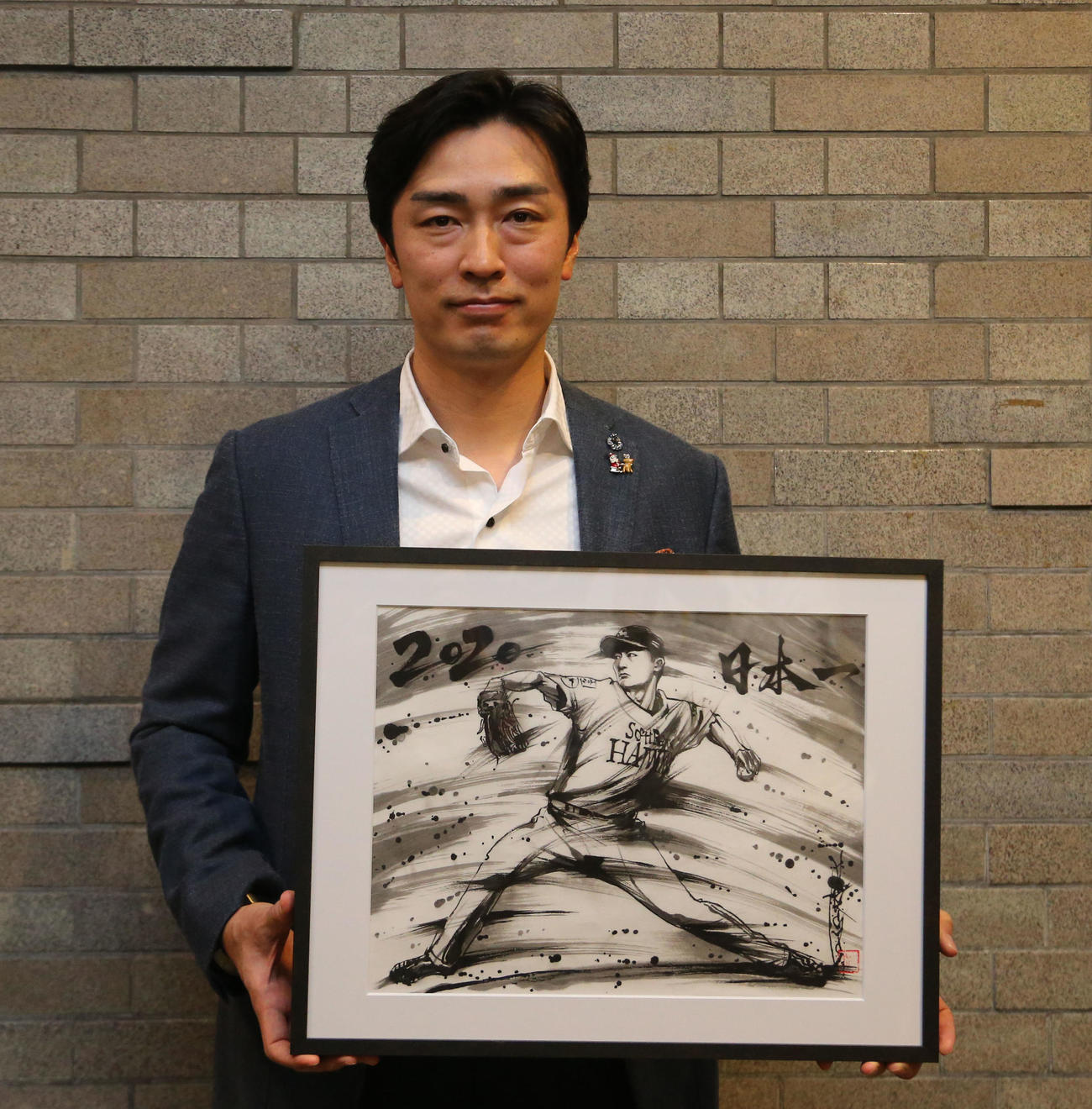 墨絵アーティストの茂本ヒデキチ氏が描いたパネルを手にする和田（撮影・梅根麻紀）