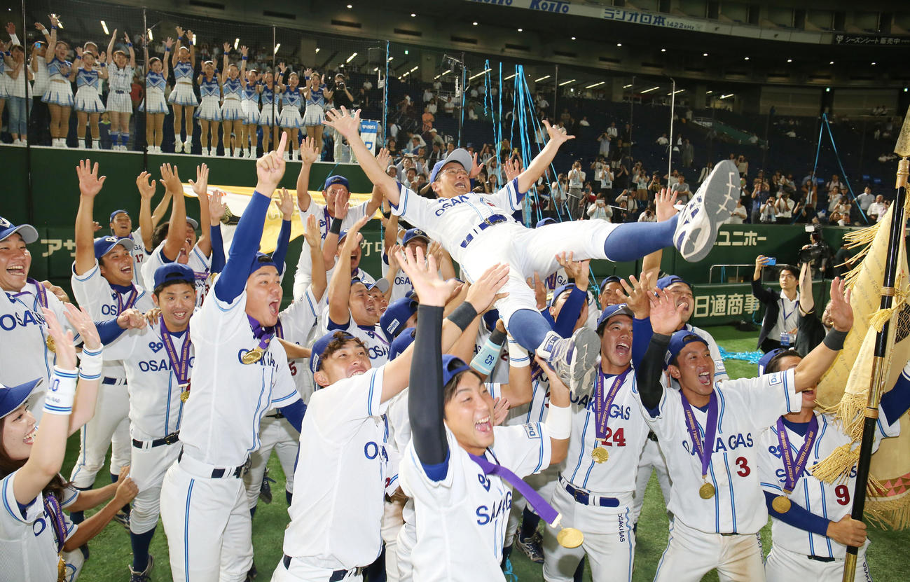 18年、都市対抗野球で優勝し、胴上げされる大阪ガス・橋口監督