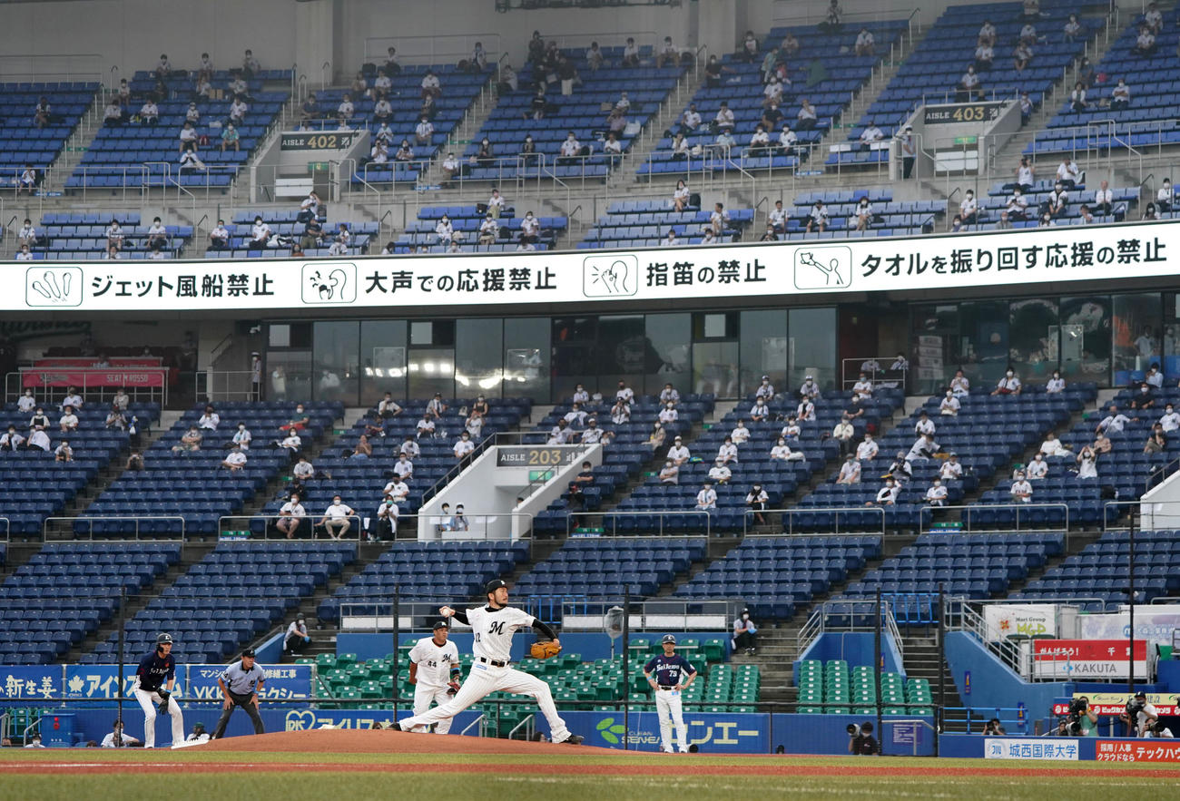 7月10日、観客を背に力投するロッテ石川