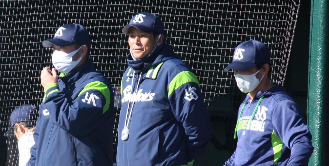 練習試合に臨む左からヤクルトジュニアの河端コーチ、度会監督、三輪コーチ