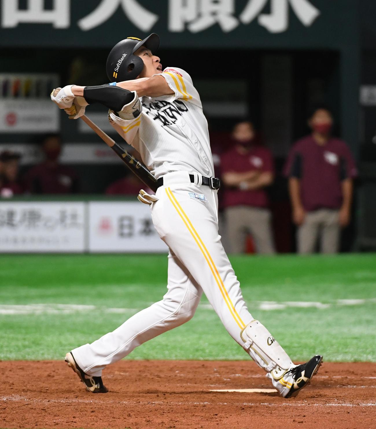 ソフトバンク対楽天　10回裏ソフトバンク情報無死、柳田悠岐は中越えにサヨナラ本塁打を放つ（2020年7月10日撮影）