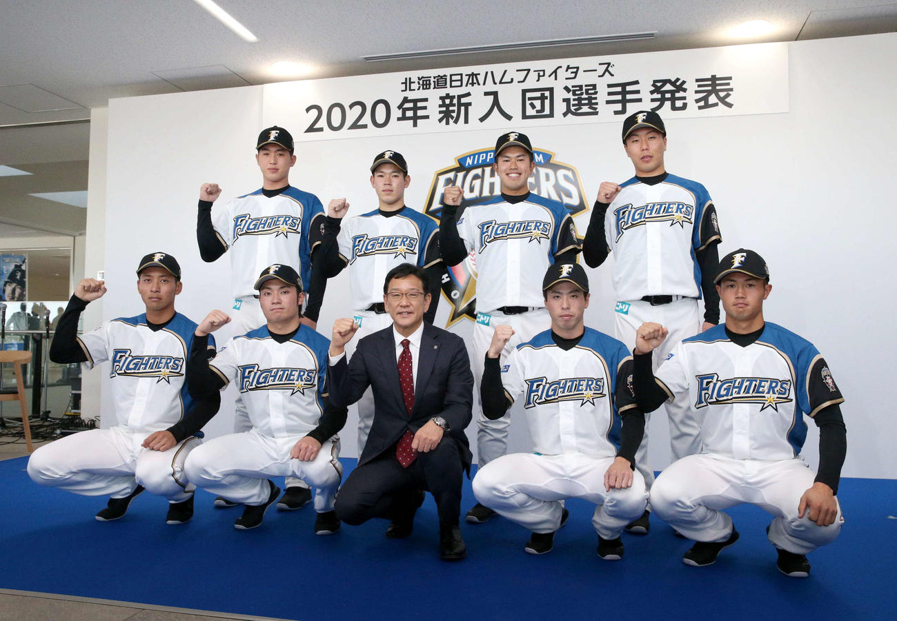 日本ハム新入団選手発表会見で記念撮影に応じる栗山監督（前列中央）ら（2020年12月13日撮影）