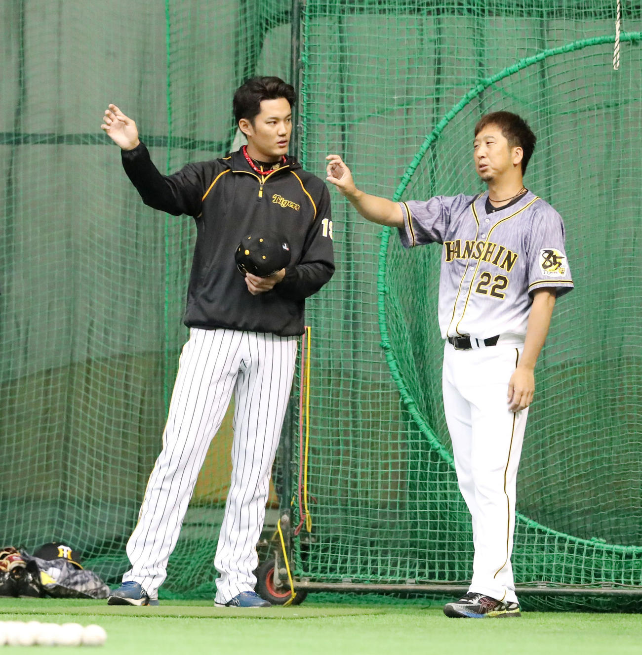 2月4日、藤浪にアドバイスを送る藤川氏