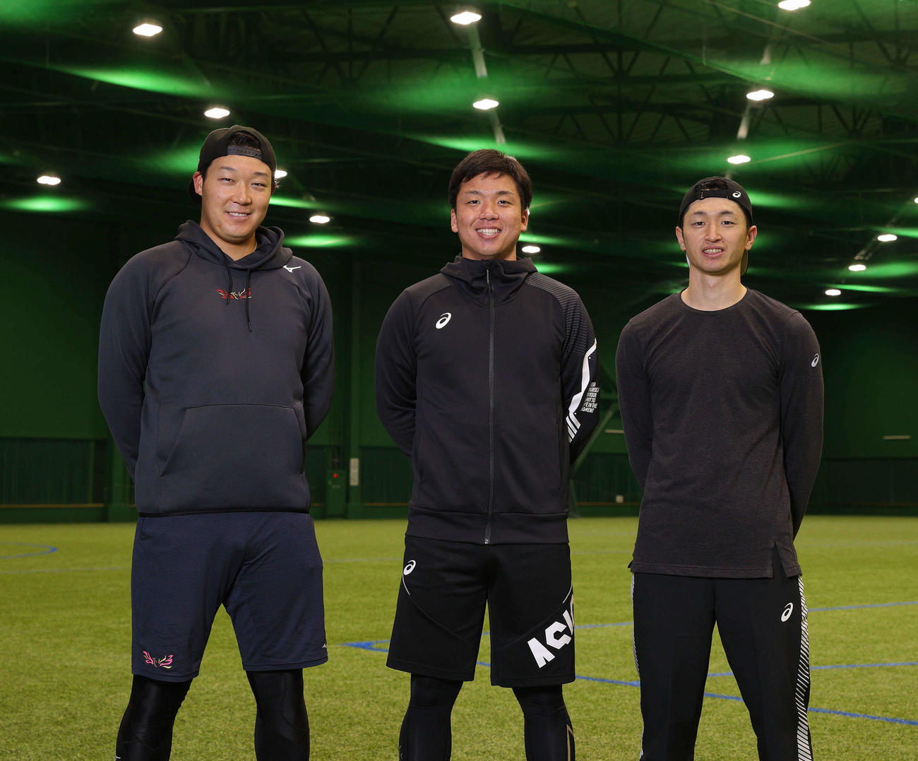 合同自主トレを行った、左から阪神大山、村上、近本（球団提供）