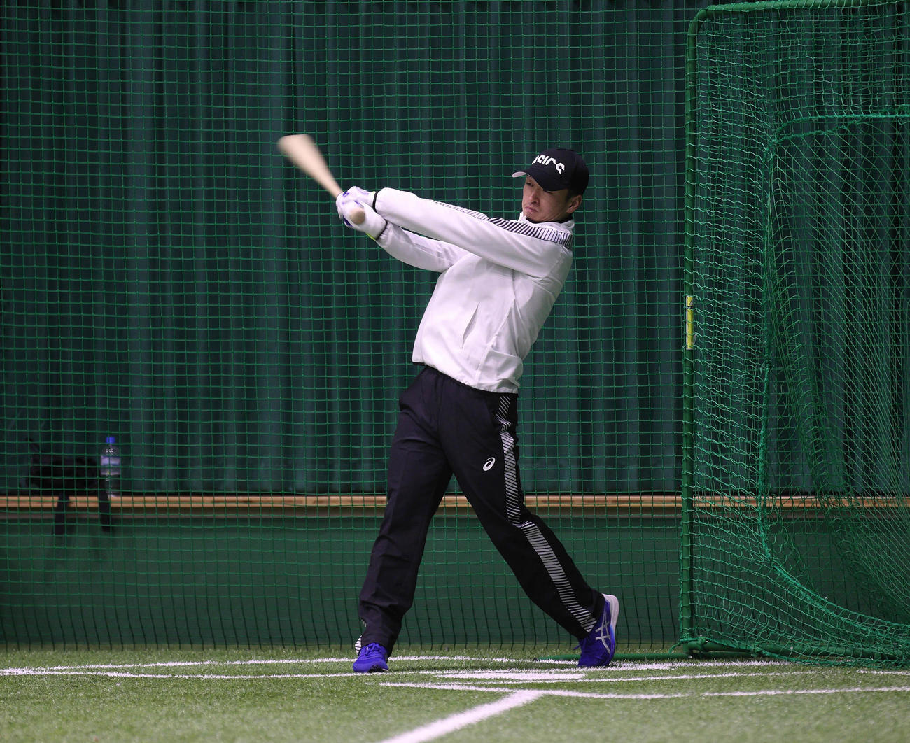 自主トレでフリー打撃を行う近本光司（球団提供）