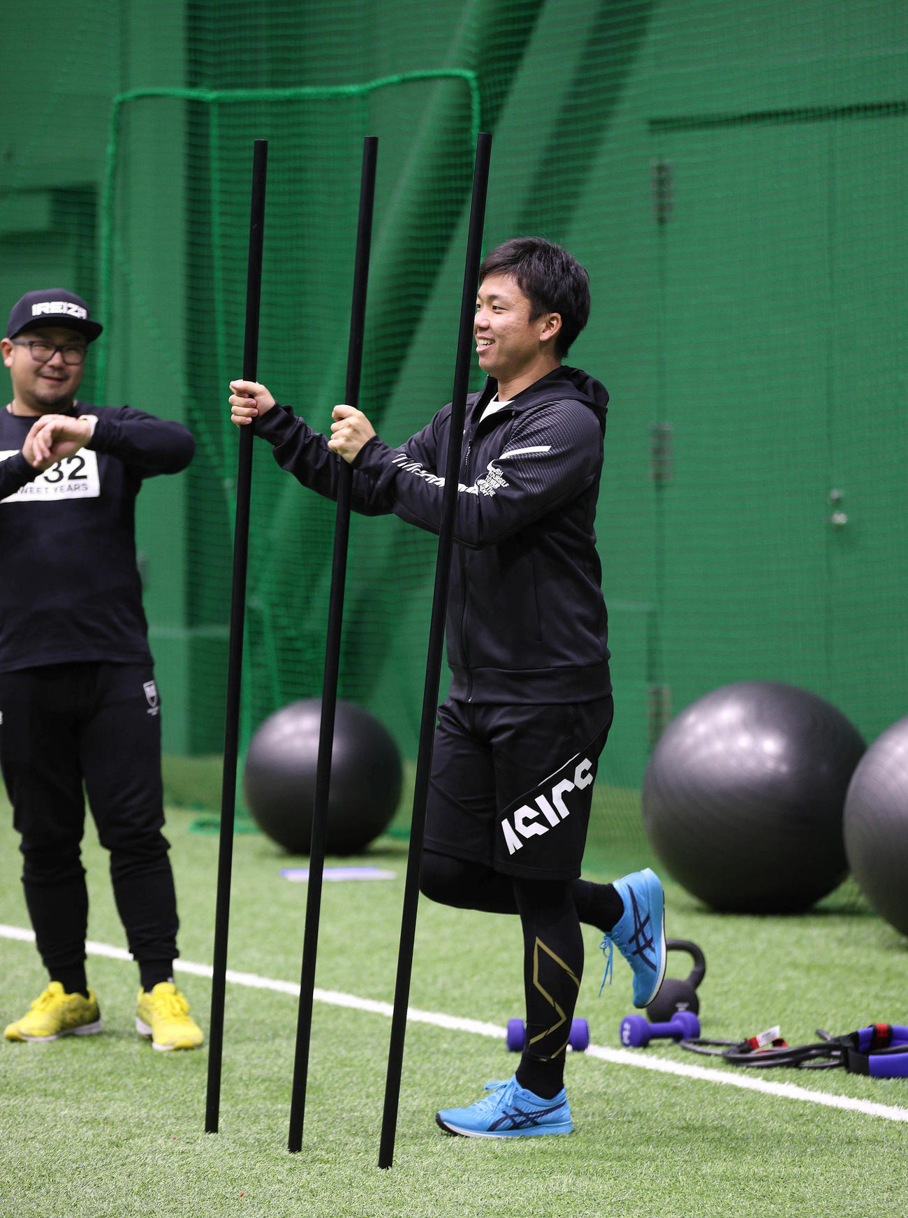 棒を使ったトレーニングを行う村上（球団提供）