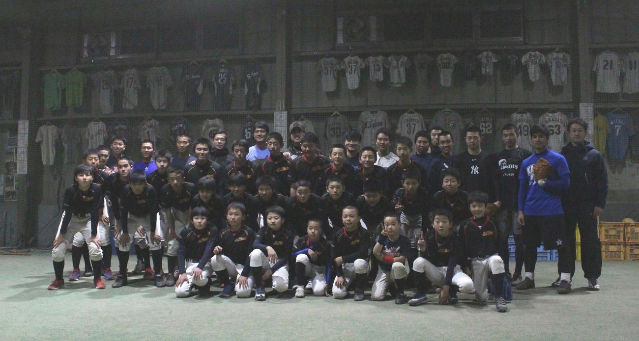 「アスリートプランニング」主催の野球教室に参加した選手たちと元ヤクルト村中（後列左から5人目）
