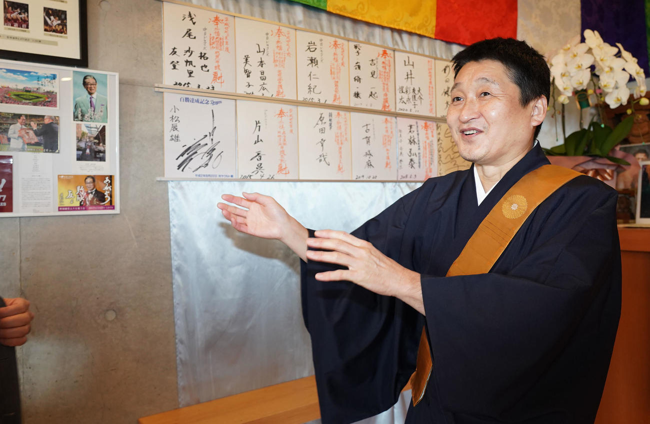 星野仙一氏との思い出を語る瑞円寺・佐々木友肇住職（撮影・森本幸一）