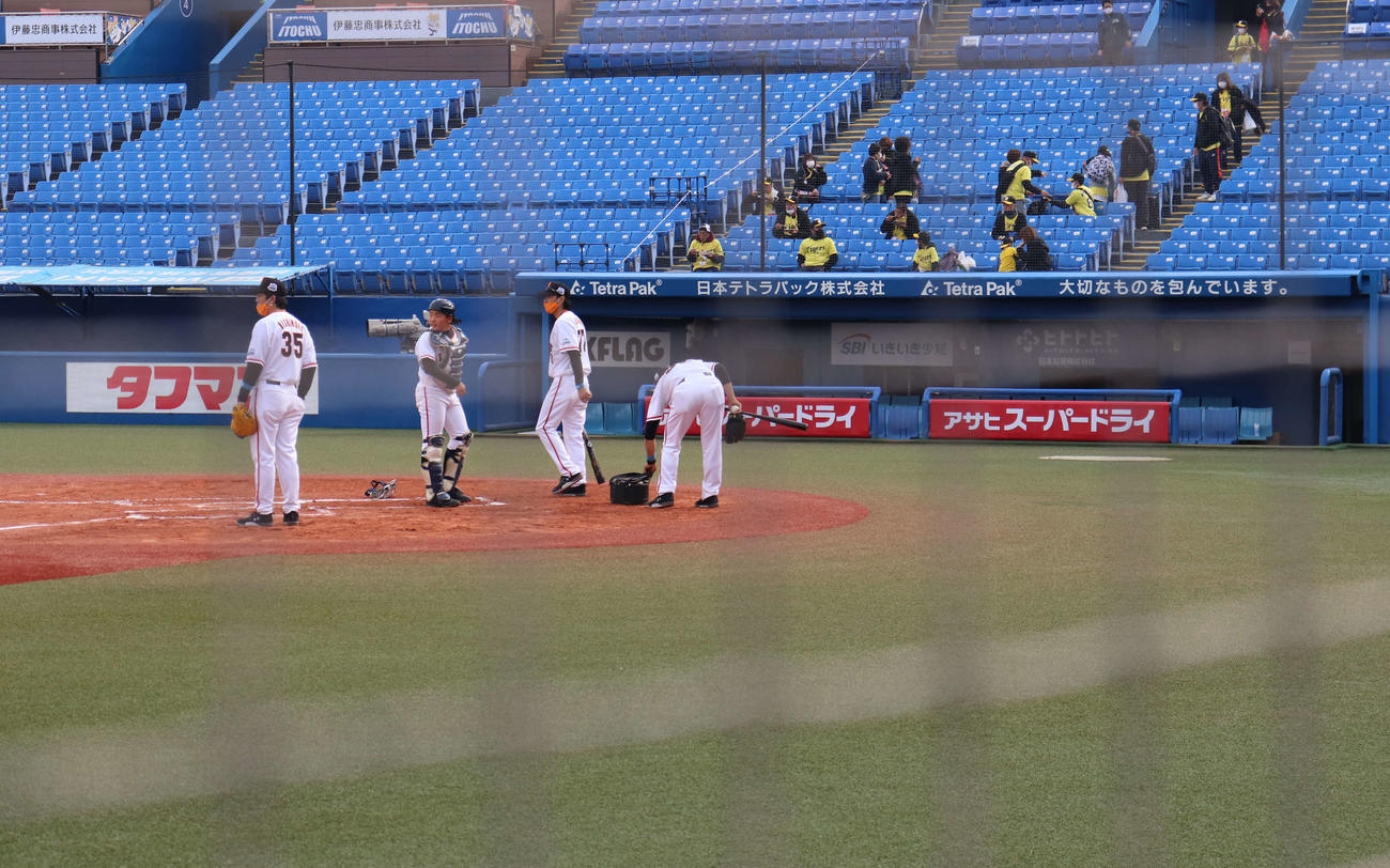 12球団ジュニアトーナメントでシートノックを行うジャイアンツジュニアと誰もいない一塁側ソフトバンクジュニアベンチ（撮影・小早川宗一郎）