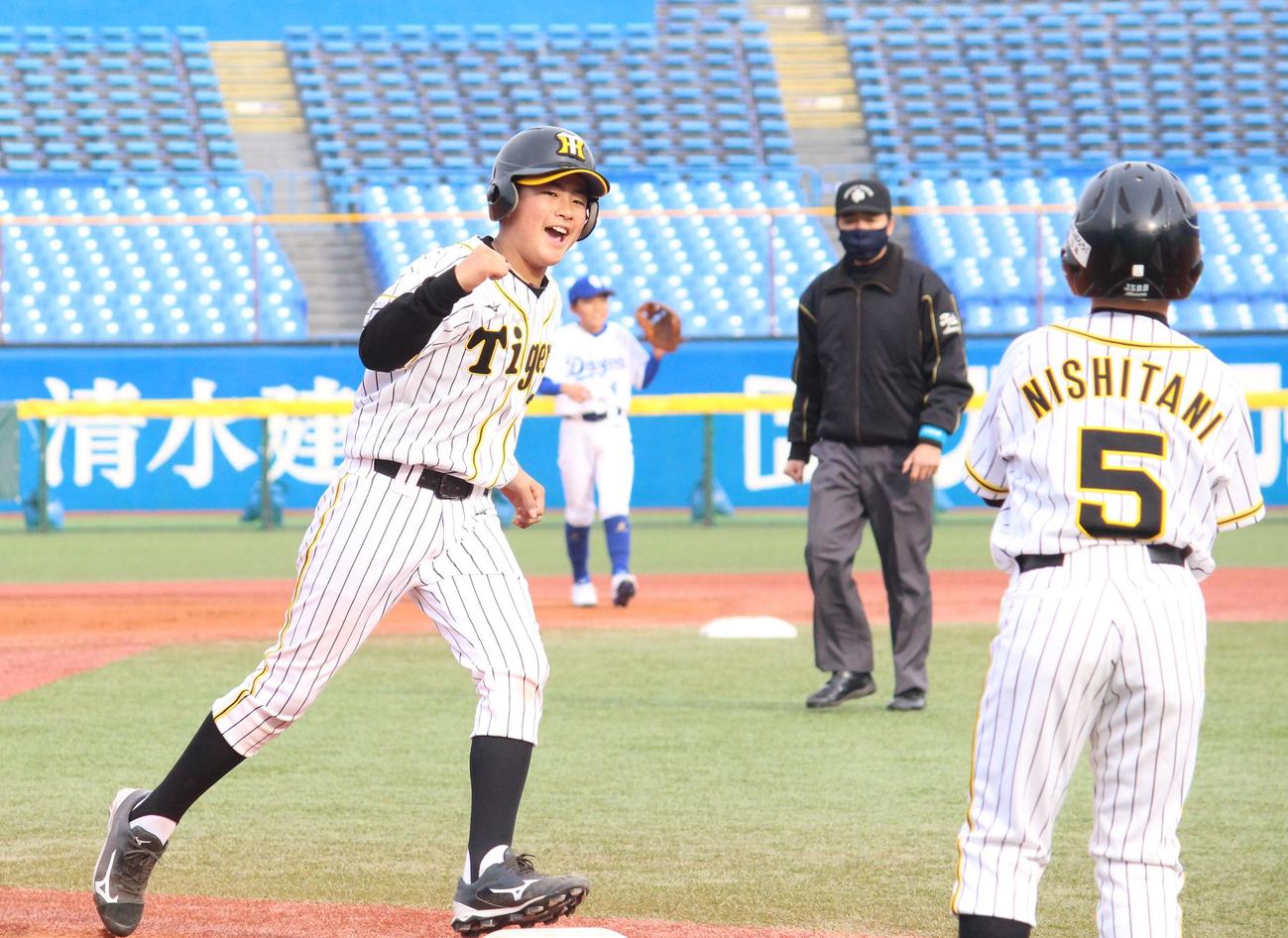 2回、先制のソロ本塁打を放ちガッツポーズの阪神ジュニア辻