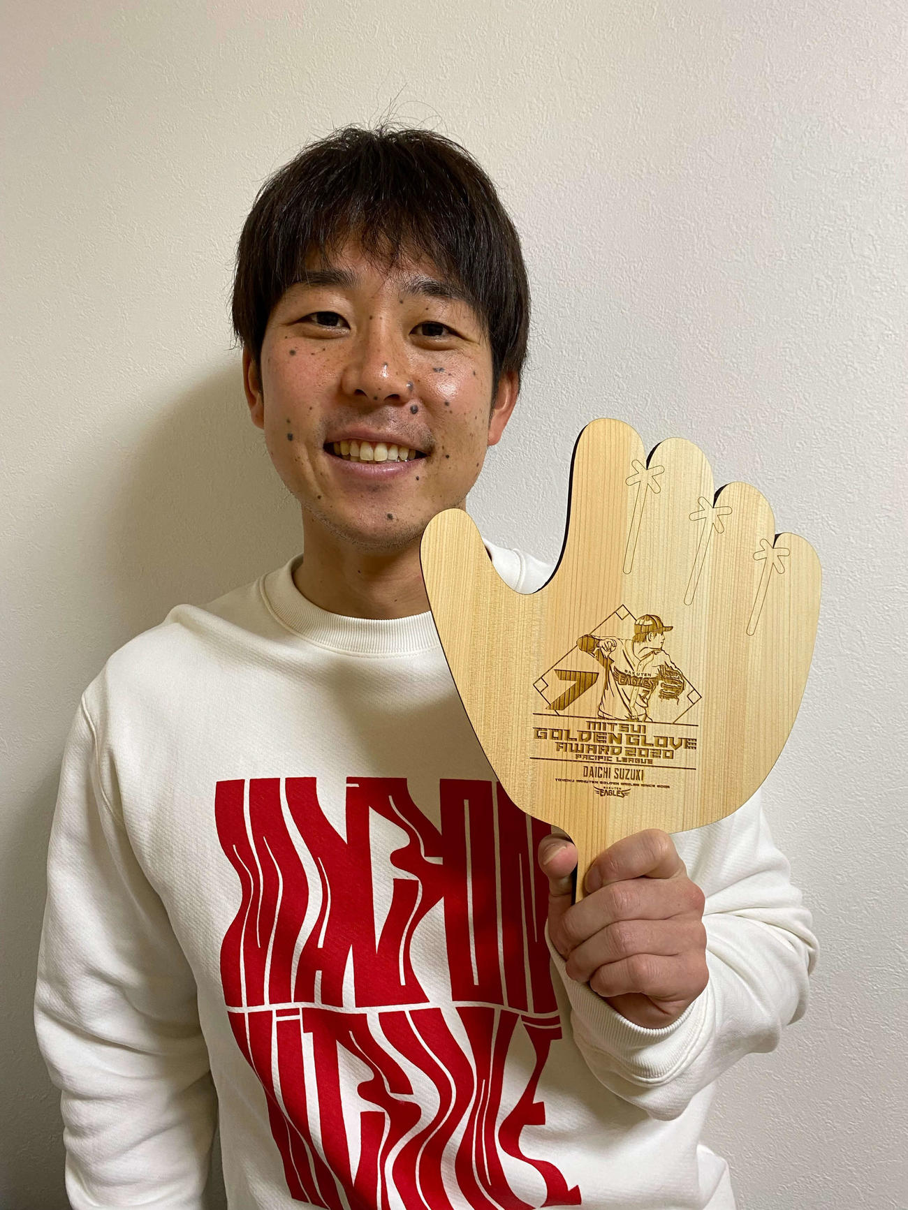 ゴールデン・グラブ賞受賞記念で発売されるまな板を持つ楽天鈴木大（球団提供）