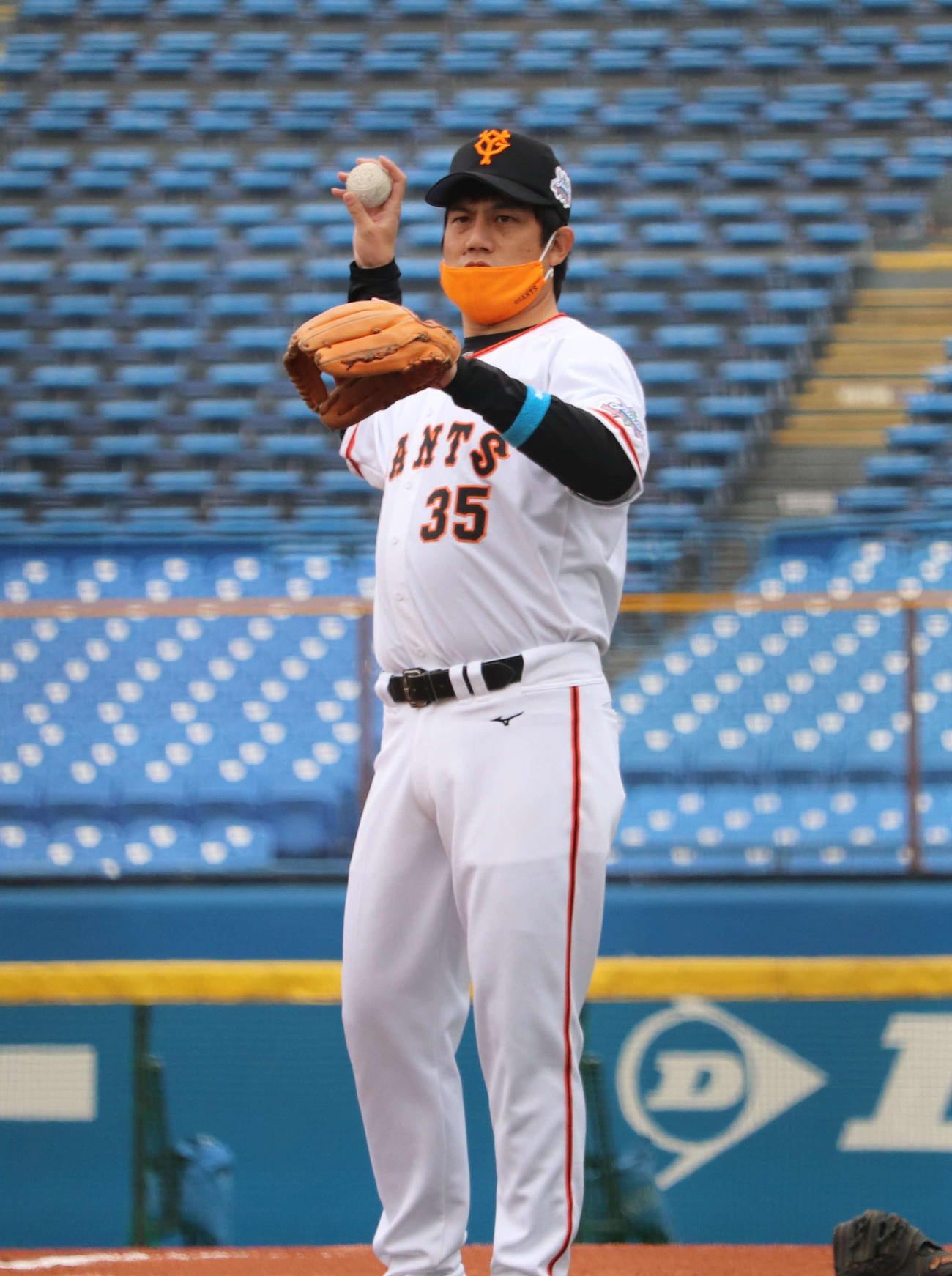 12球団ジュニアトーナメントでジャイアンツジュニアを率いる西村監督は現役時代と同じく「35」を背負った（撮影・小早川宗一郎）