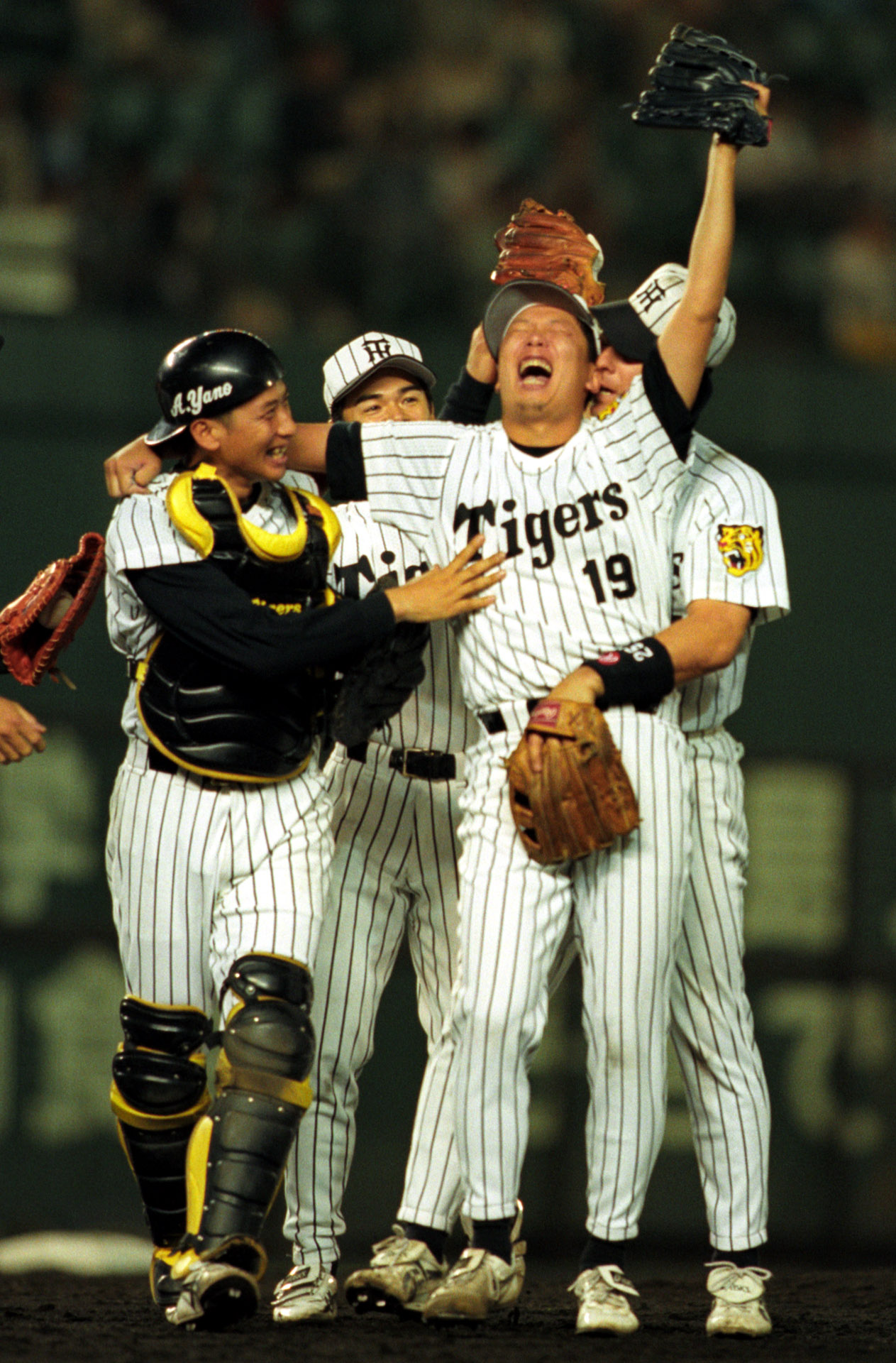 98年5月、中日戦でノーヒットノーランを達成し左手を突き上げる川尻。左は現阪神監督の矢野捕手