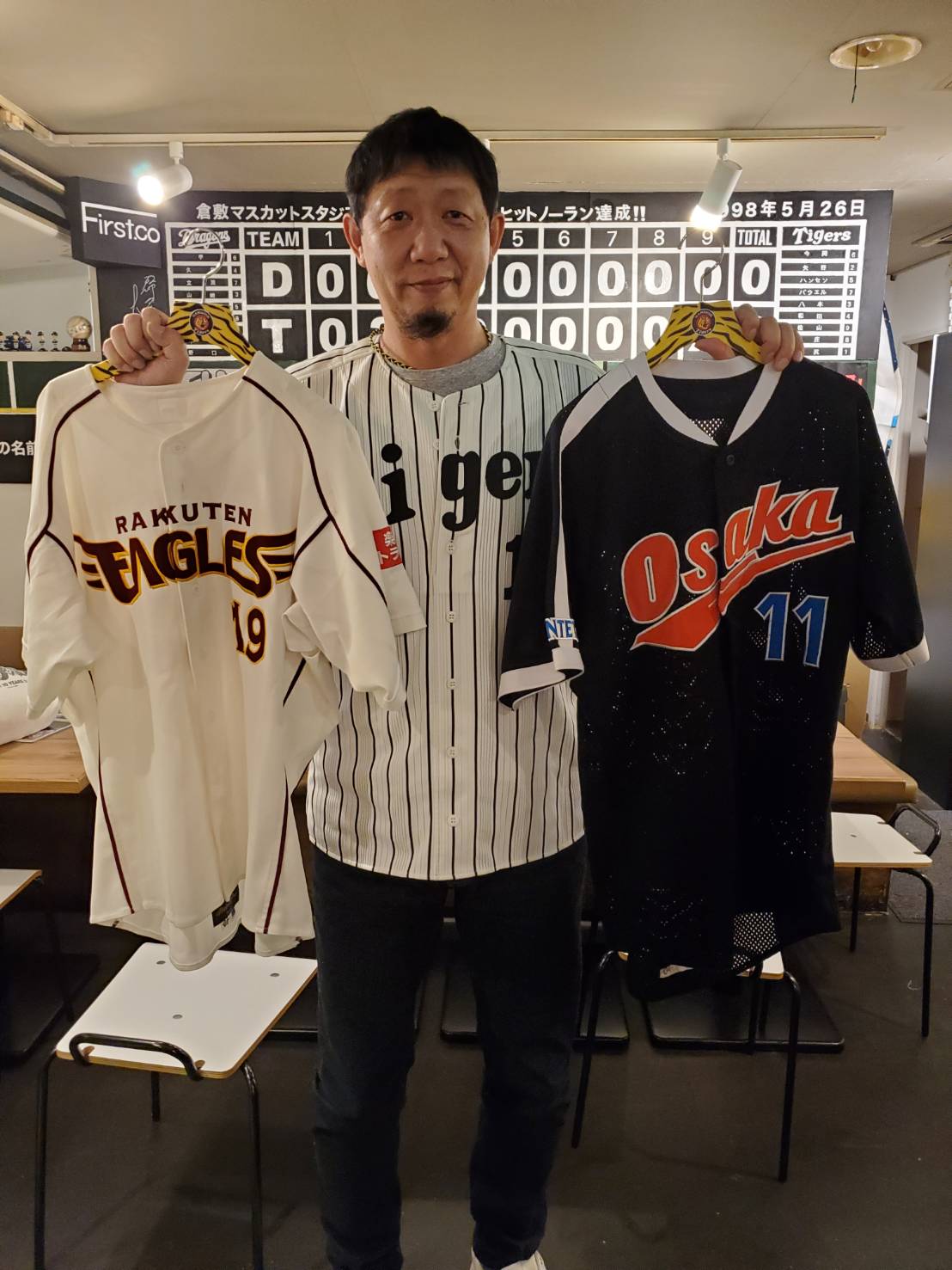 阪神、近鉄、楽天でプレーした当時のユニホームを持つ川尻哲郎氏