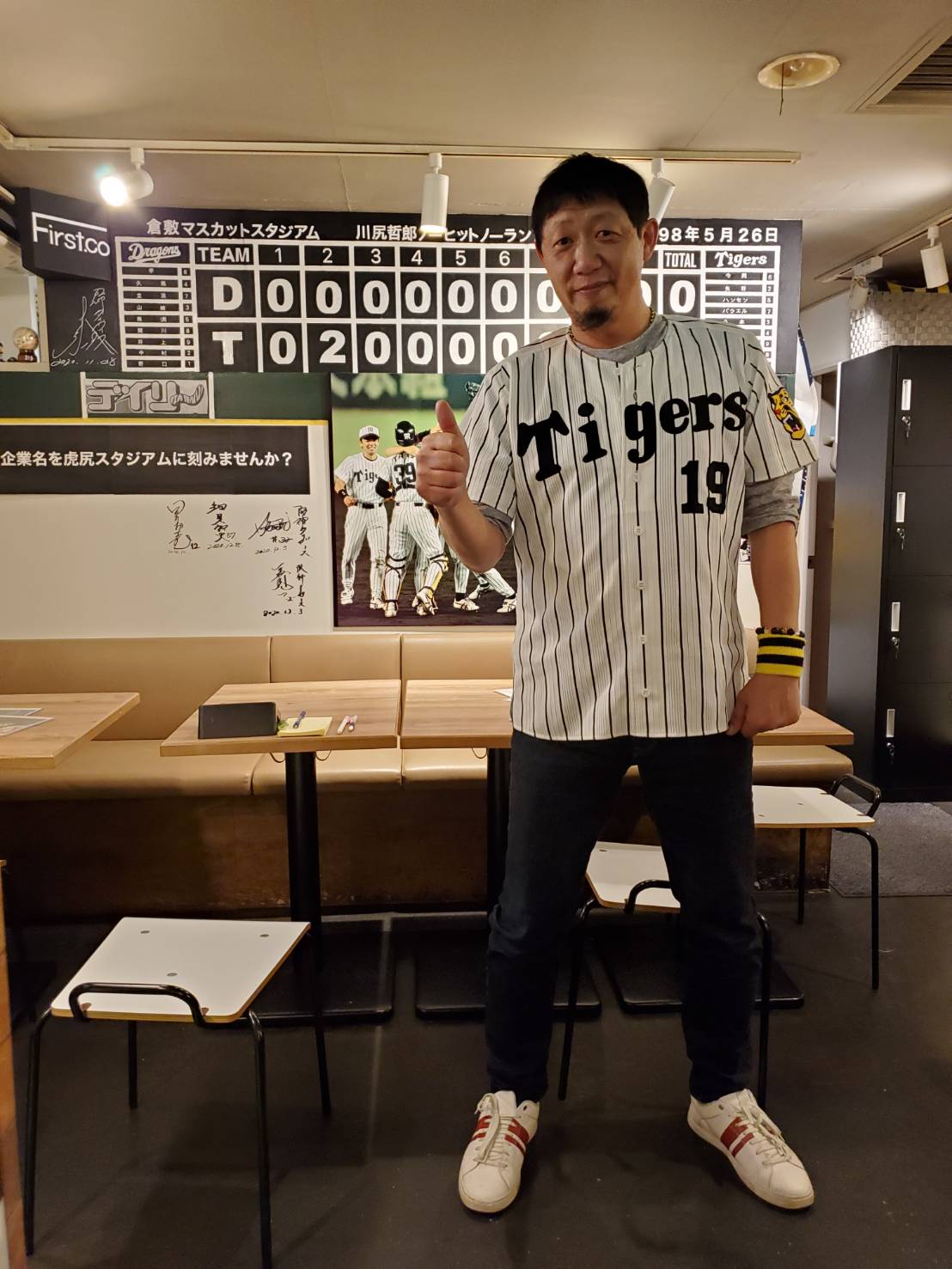 虎戦士居酒屋「虎尻」を東京・新橋で営む元阪神の川尻哲郎氏。壁一面にノーヒットノーランのスコアボードを飾る