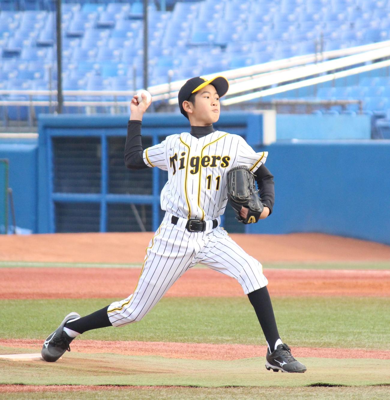 先発し、力投する阪神ジュニア高井