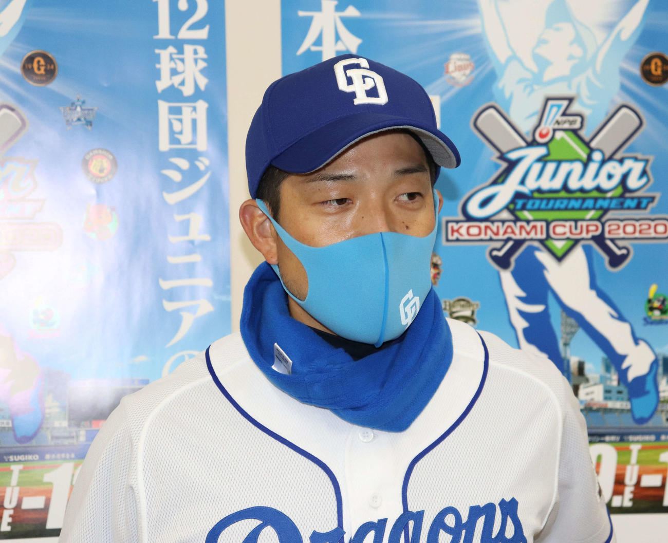 逆転の5回コールド勝ちで完勝を収め、取材に応じる中日湊川監督（撮影・小早川宗一郎）