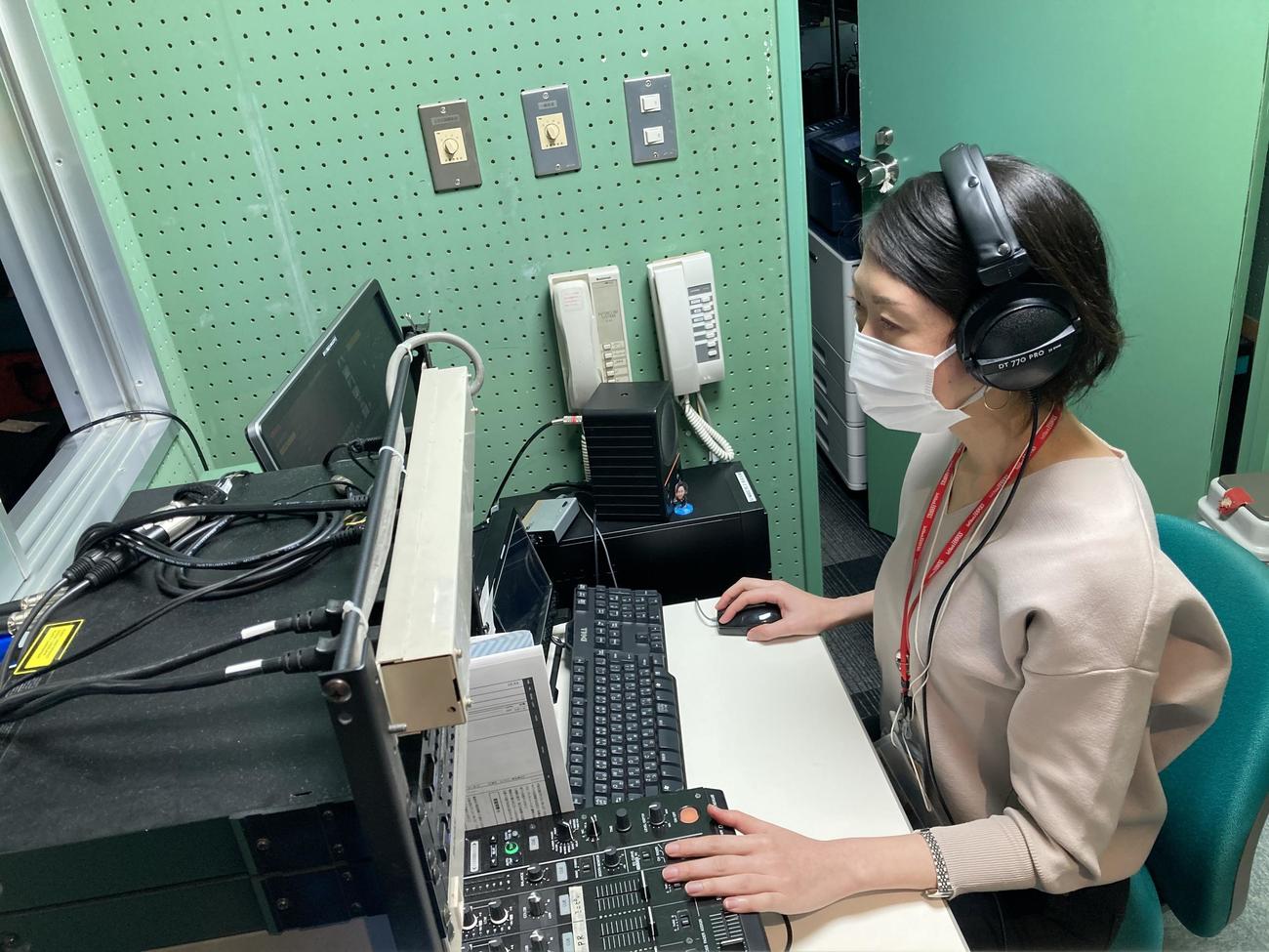 ペイペイドームの選手登場曲などをかけるDJみゆきさん