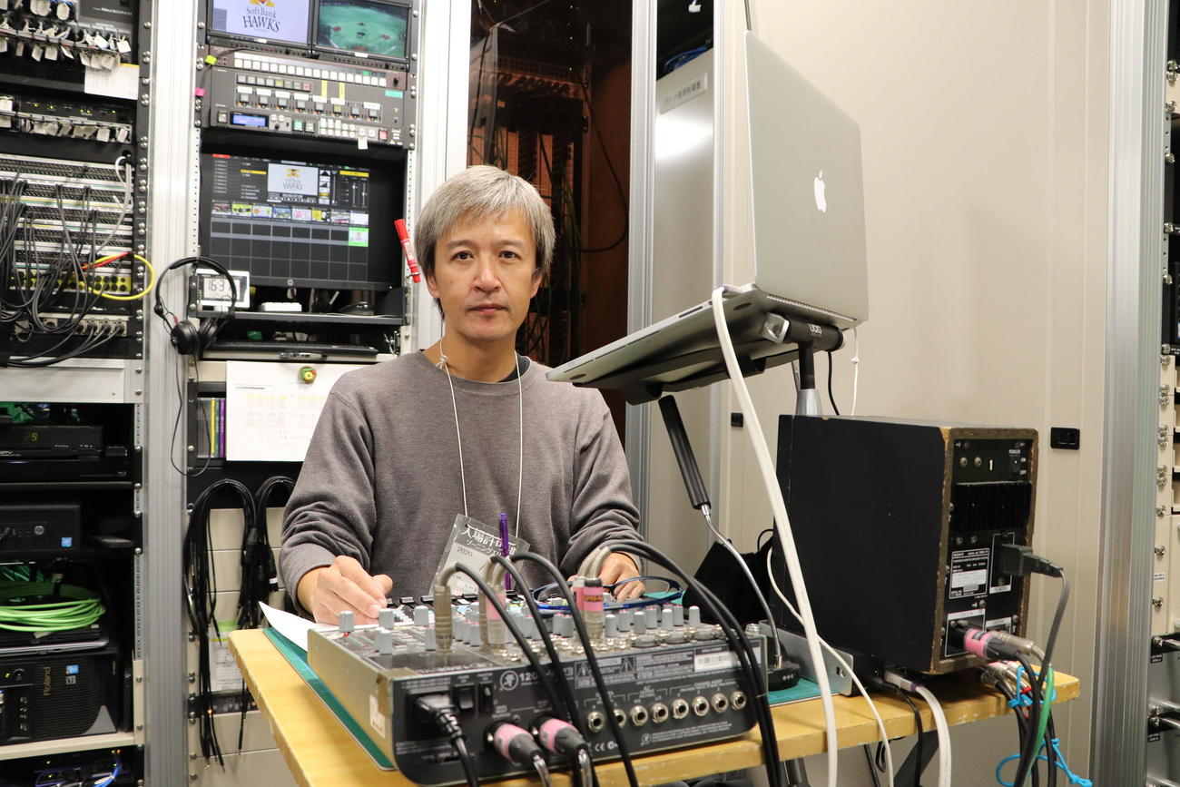 ペイペイドームで録音された応援歌を音響室から流していたスタッフの野口雄光さん