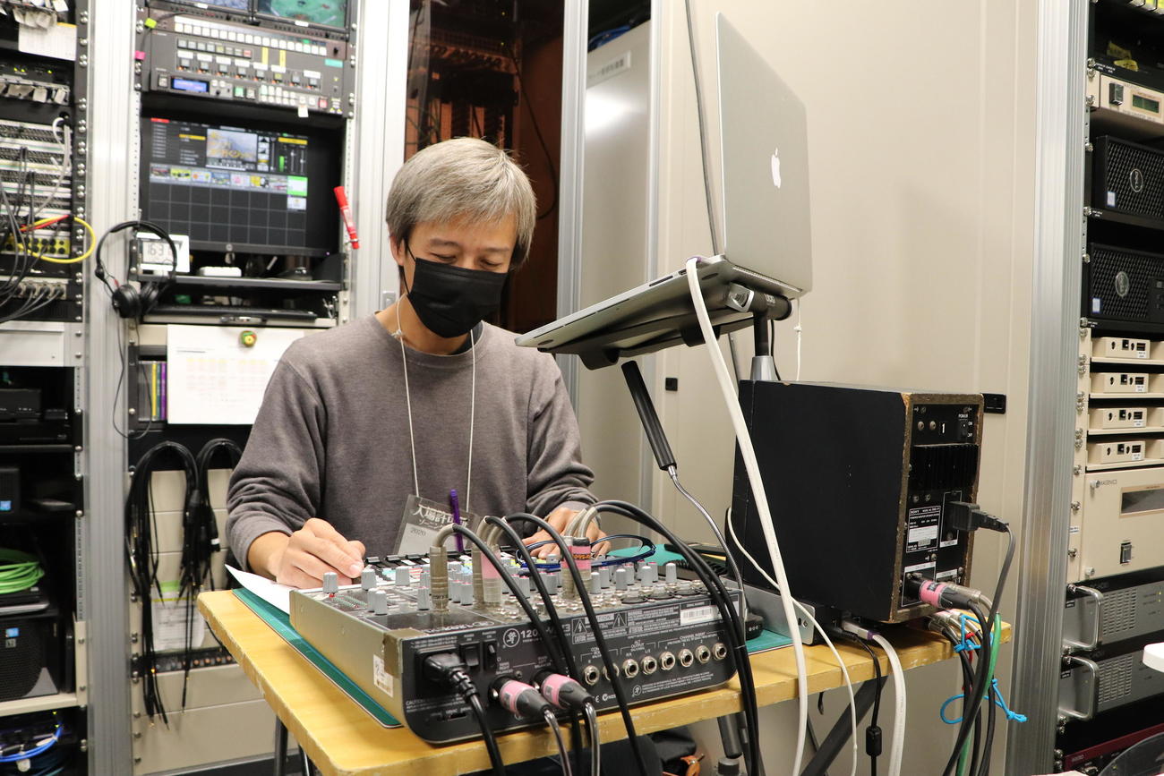 ペイペイドームで録音された応援歌を音響室から流していたスタッフの野口雄光さん