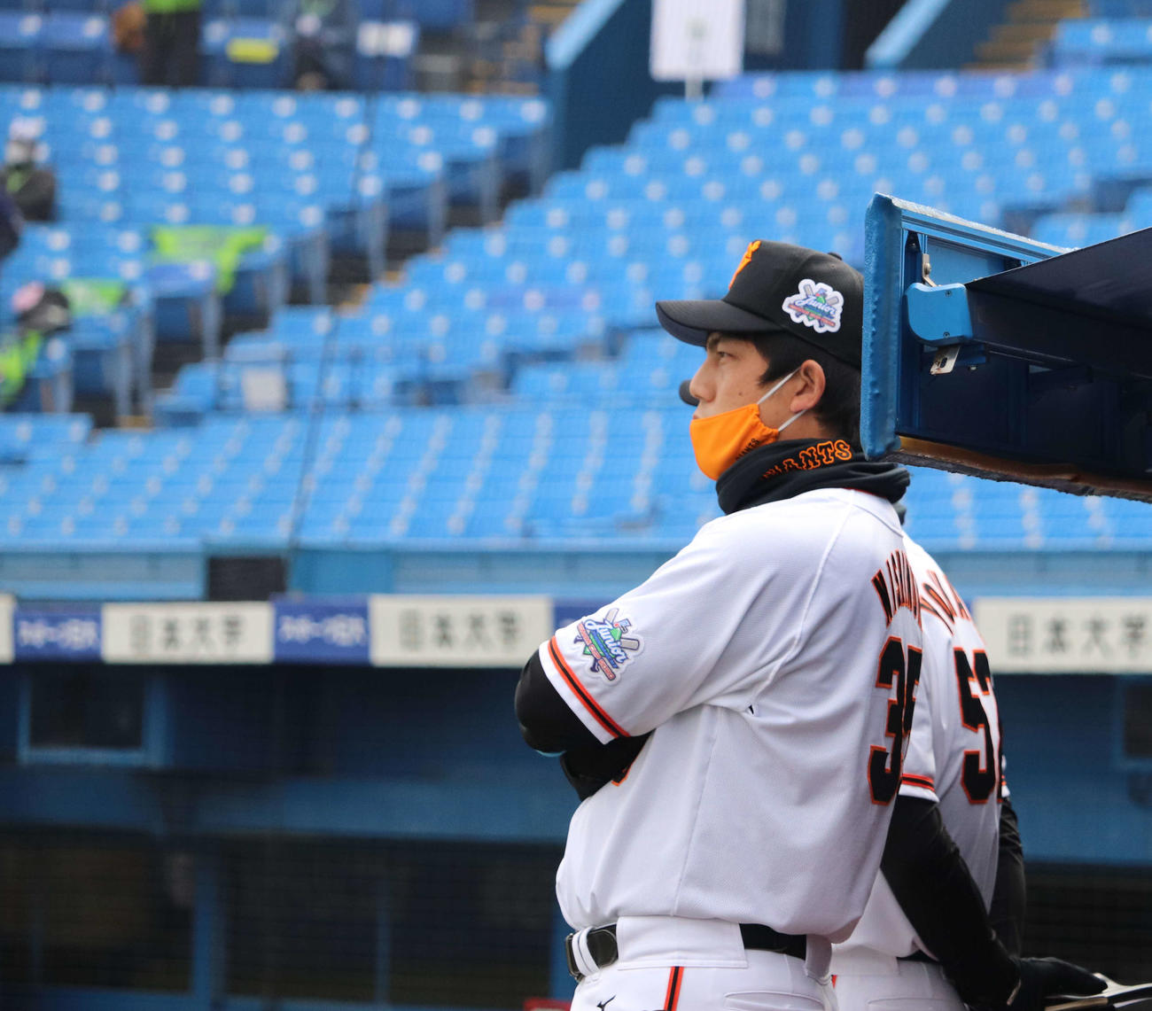 ヤクルト対巨人　じっと試合を見つめる巨人西村監督（撮影・小早川宗一郎）