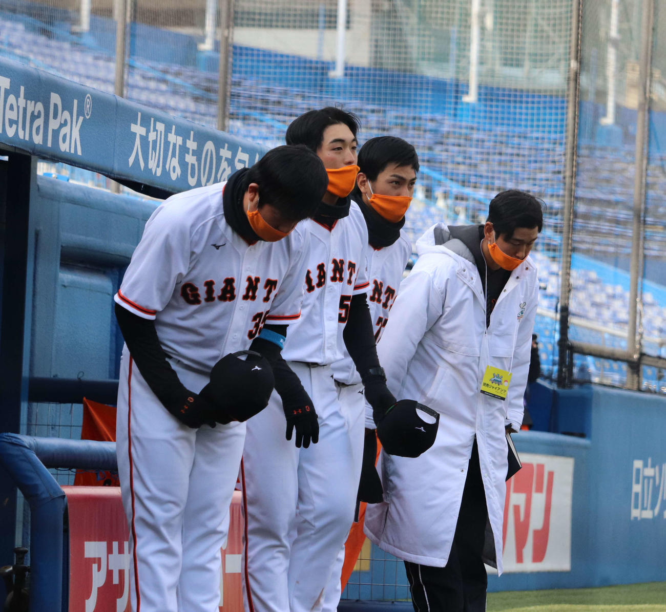 ヤクルト対巨人　敗戦が決まり、相手チームにおじぎをする西村監督（左手前）（撮影・小早川宗一郎）