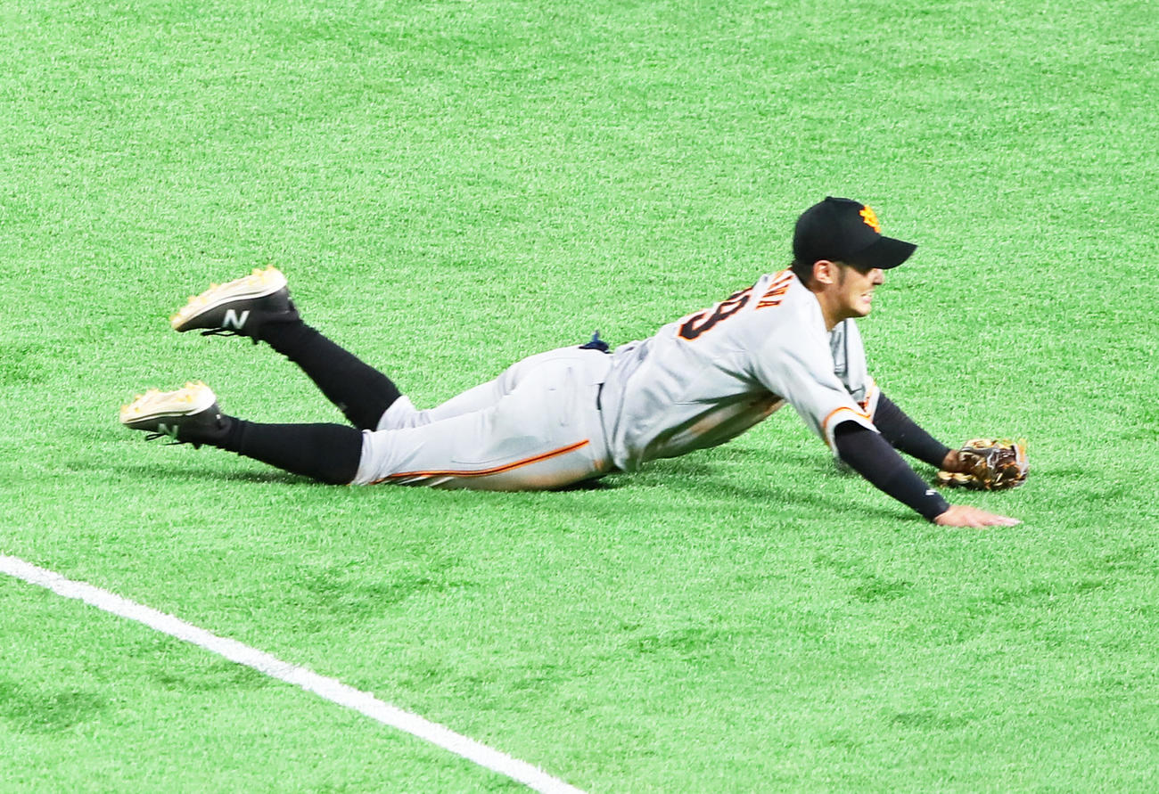 SMBC日本シリーズ2020　第3戦、代打長谷川の打球を好捕する二塁手吉川尚