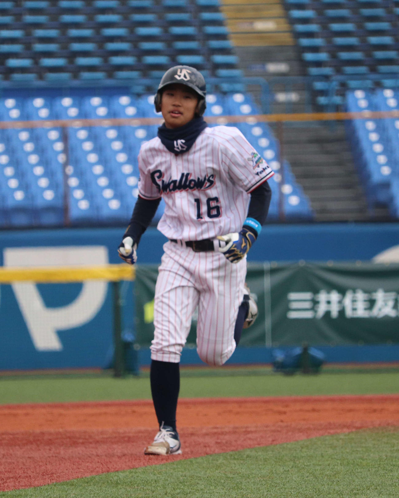 ヤクルト対巨人　4回表ヤクルト1死走者なし、左翼へ本塁打を放った古畑選手（撮影・小早川宗一郎）