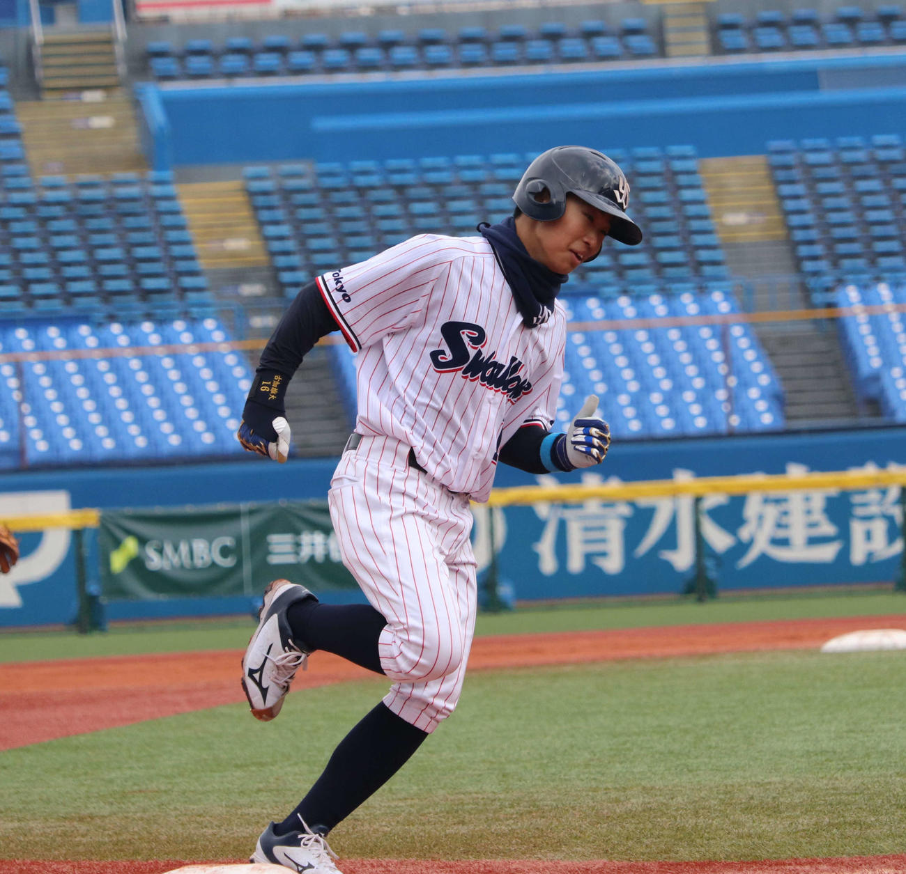 ヤクルト対巨人　4回表ヤクルト1死走者なし、左翼へ本塁打を放った古畑選手（撮影・小早川宗一郎）