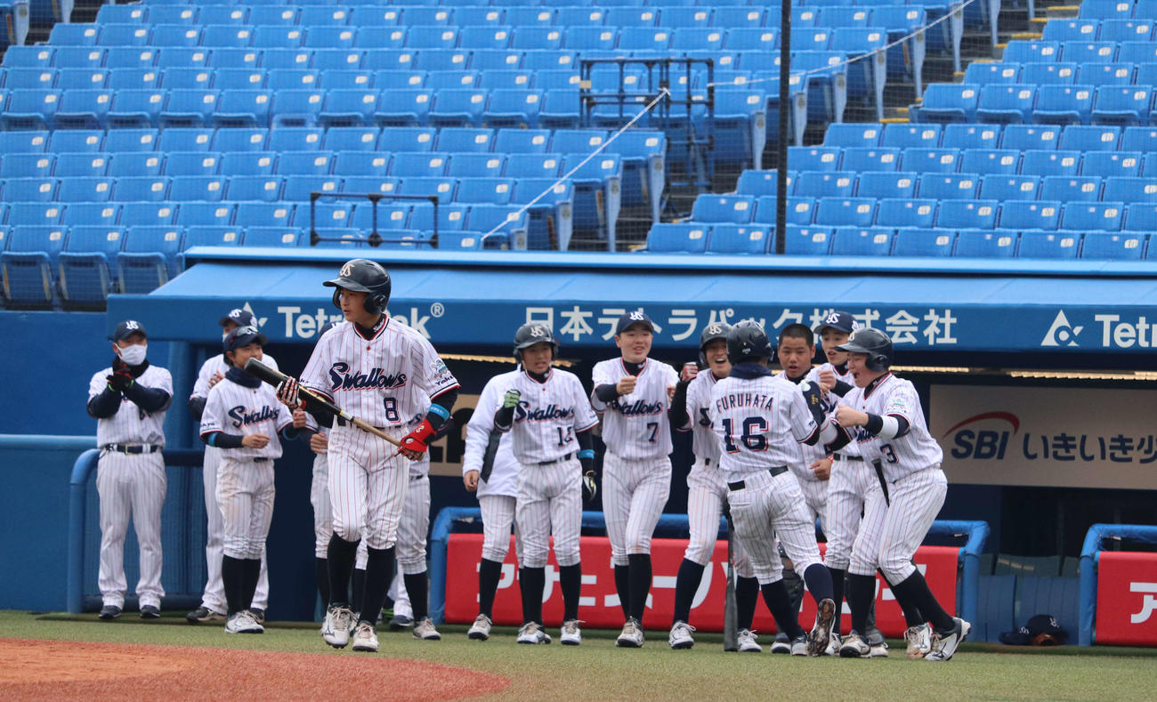 ヤクルト対巨人　4回表ヤクルト1死走者なし、左翼へ本塁打を放った古畑選手はチームメートに笑顔で迎えられた（撮影・小早川宗一郎）