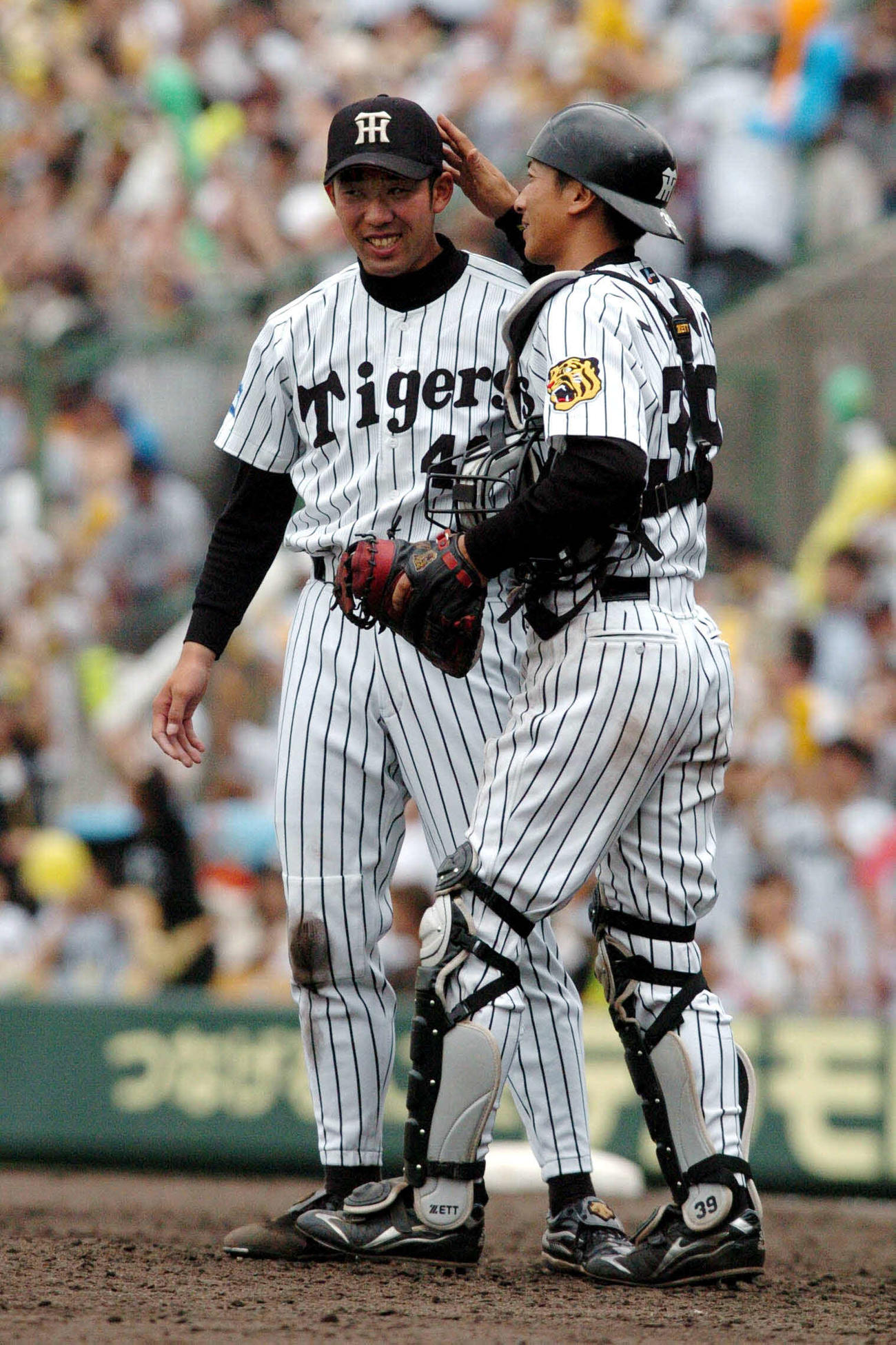 04年5月2日、ヤクルト戦で2イニングを無失点に抑えた桟原は、矢野（右）に頭をなでられる