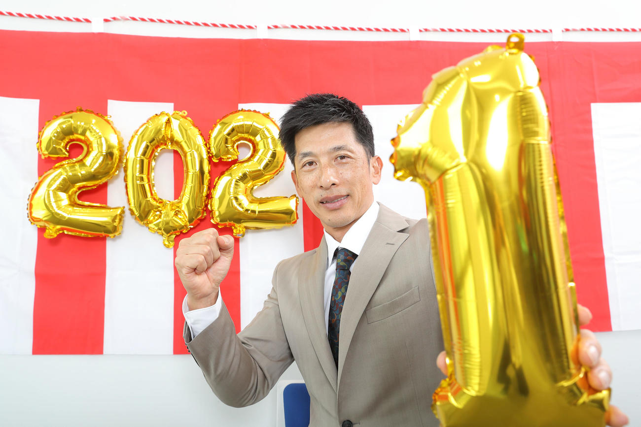 2021年の「1」を手に笑顔でガッツポーズする阪神矢野監督（撮影・前田充）