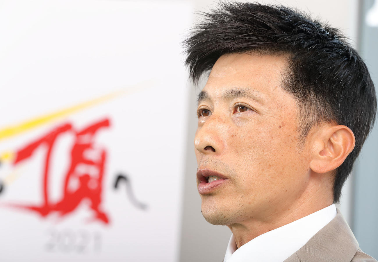 本紙高原編集委員と対談し今季の抱負を語る阪神矢野監督（撮影・前田充）