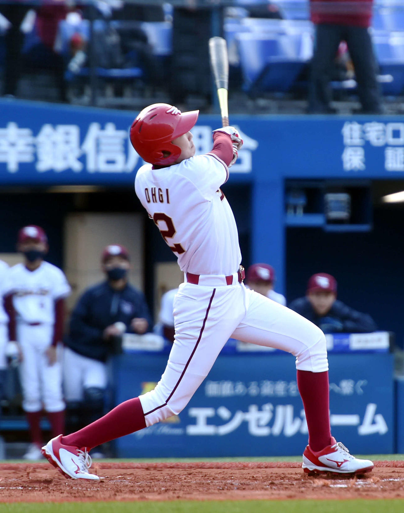 3回、逆転2点本塁打を放った楽天の扇