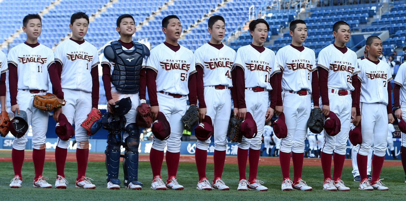 勝利し整列する楽天Jrの選手たち