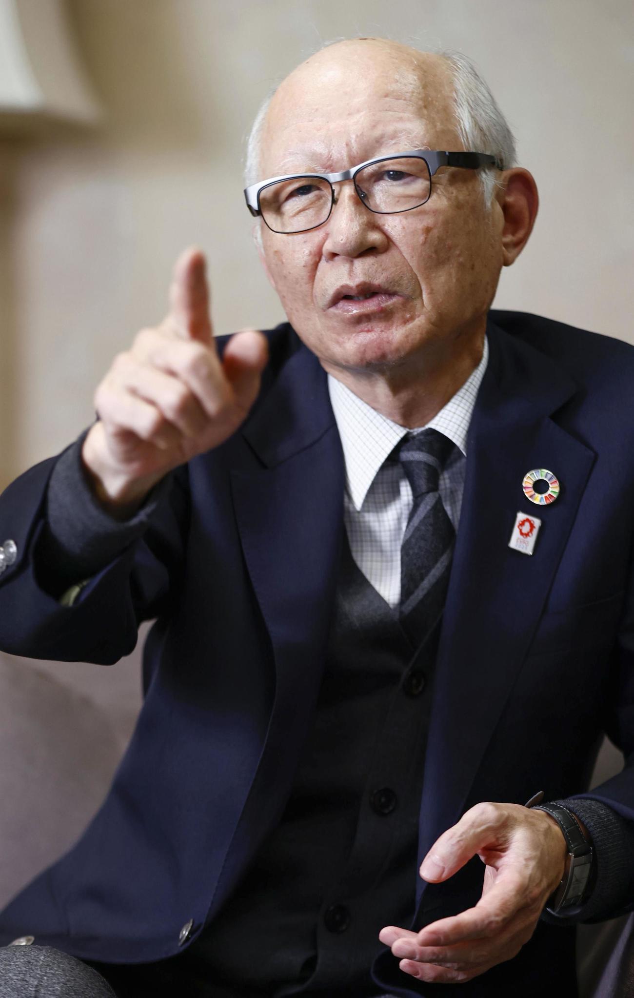 インタビューに応じる阪急阪神ホールディングスの角和夫会長（共同）
