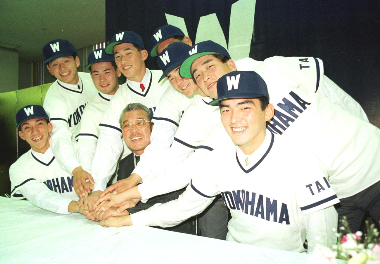 91年12月、大洋新入団選手発表会見、左から4人目が三浦大輔、右端はドラフト1位の斎藤隆